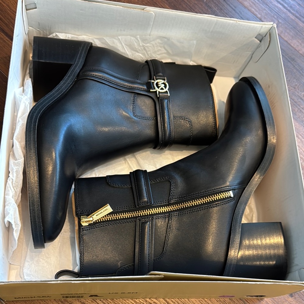 Michael Kors NWT Mindy Leather Ankle Block Heeled Boots with Gold Hardware - Picture 9 of 9